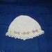 Cappellino bambina  bianco fatto a mano in cotone o lana battesimo