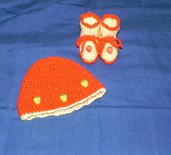 Scarpette e cappellino con fragoline realizzati ai ferri e ad uncinetto