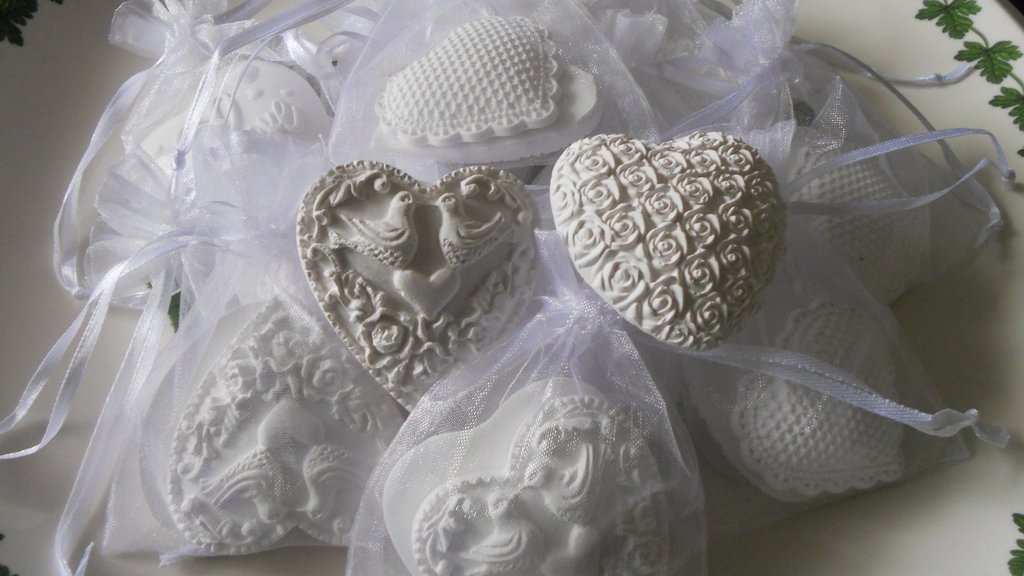 Sacchettini realizzati in organza e profumati con fiori di lavanda