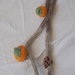 Collana AUTUNNALE in lana tubolare mélange beige.Applicazione ZUCCHE a crochet,cotone arancione e verde.Bottoni a forma di cuore in legno,uno chiaro ed uno scuro