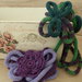 Collana in lana sfumata lavorata a tricotin e fiori in feltro,o cotone, o a tricotin e bottoni tono su tono