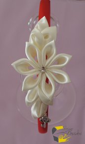 Cerchietto in raso con fiore kanzashi bianco e charm chiave