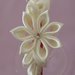 Cerchietto in raso con fiore kanzashi bianco e charm chiave