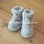 Stivaletti neonato grigio chiaro con trecce in pura lana merino superwash