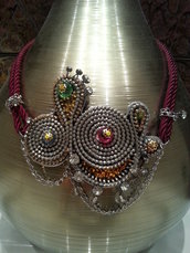 La collana fatta di zipp in stile orientale con cristalli e pendenti