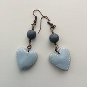 orecchini con cuoricino grigio perla e perla in legno
