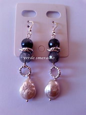 Orecchini pendenti con monachella in argento 925, perle di fiume e agata.