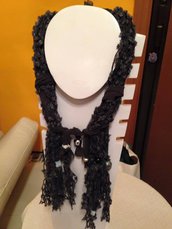 Collana in lana boucle' grigio antracite intrecciata con tulle e cristalli