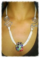 collana bianca, wire e perla colorata