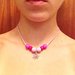 Collana girocollo regolabile con perle, coda di topo e ciondolo floreale nelle tonalità del rosa, fatta a mano