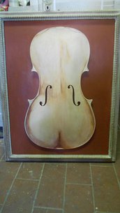 scultura creata con tavola di violoncello dipinta