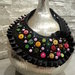 Collana con bottoni colorati e perline