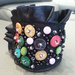 Braccialetto nero con bottoni colorati