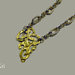 Collana corta dorata con un pendente in ottone martellato fatto a mano, collana a catena dorata, collana a maglie