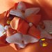 Fermaglio con decoro Kanzashi in raso arancione e organza effetto glitter