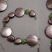 Parure in perle tonde resina bronzo striato e vetro verde