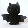 Piccolo pipistrello nero amigurumi di Halloween, con ali in feltro, fatto a mano all'uncinetto