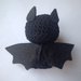 Piccolo pipistrello nero amigurumi di Halloween, con ali in feltro, fatto a mano all'uncinetto