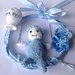 Fiocco nascita azzurro all'uncinetto con bimbo sull'altalena, palloncino e fiori, fatto a mano