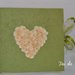 Album foto artigianale verde con un “cuore di fiori” 