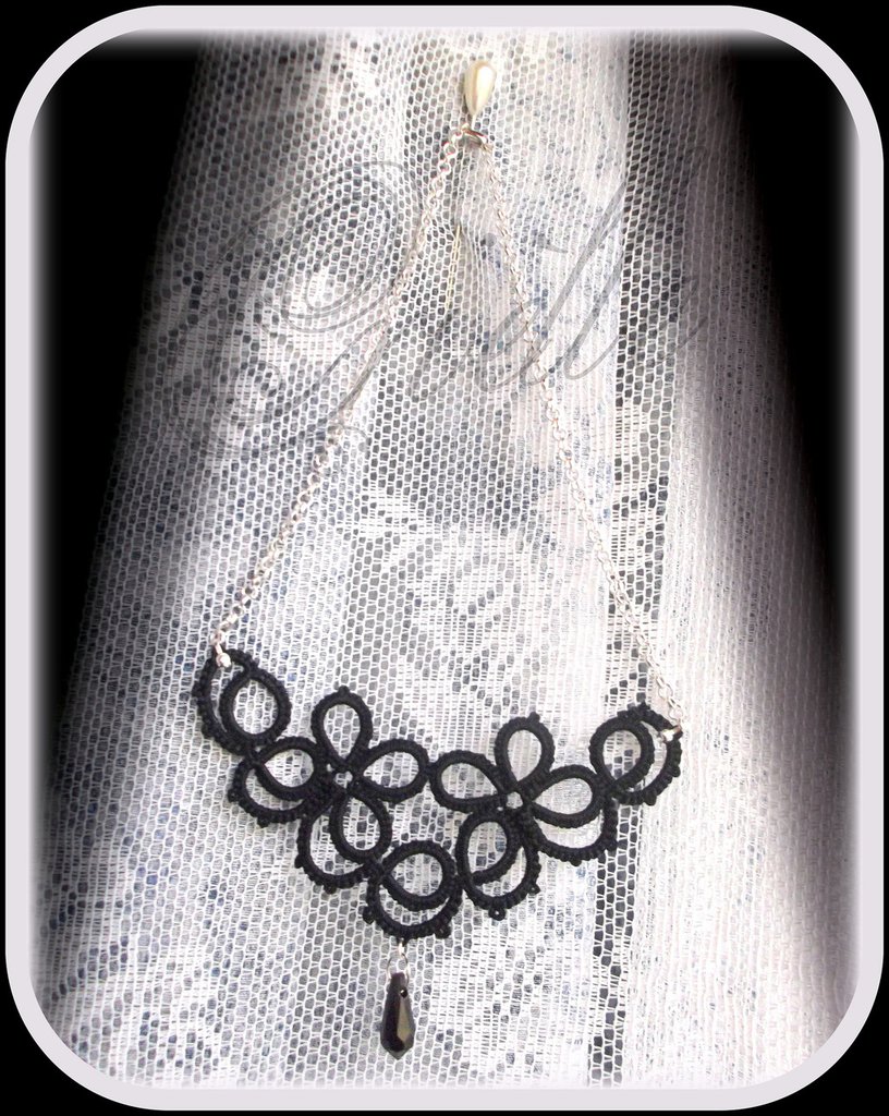 Collana girocollo in pizzo gotico nero con goccia di cristallo argentato – Gioielli fatti a mano con tatting - Italia