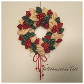 Corona natalizia con petali di cotone fantasia sul rosso,verde e avorio con cordino rosso A