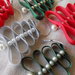  Cinque alberelli di Natale fatti a mano con nastri colorati e perle.