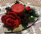 Centrotavola di Natale con candela e Rose rosse all'uncinetto fatto a mano