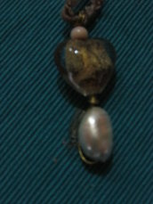 collana composta da murrina , perle di fiume e madreperla.