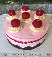 scatola torta con panna e ciliegie, decorata e rivestita in feltro