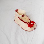 Scarpa hand made (feltro crema) da bambina.DECORAZIONE NATALIZIA.Decorata con passamaneria,nastro,coccarda in raso con perla,bottone.