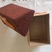 scatola di cartone a forma di casetta rivestita in feltro