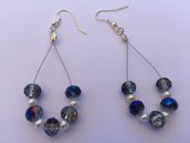 Orecchini fatti a mano con cristalli azzurri e perle piccole