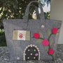 BORSA IN LANA COTTA "CASETTA" CON RAMO DI ROSE