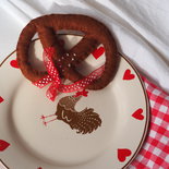 BRETZEL al sale.Feltro.Decorazione NATALIZIA ma anche per cucina country o gioco per bimbi.Fatto a mano.Per albero,porta,segnaposto.Nastro in voile (pois)