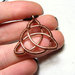 Triquetra ciondolo - ciondolo simbolico, simbolo di triquetra, ciondolo in rame