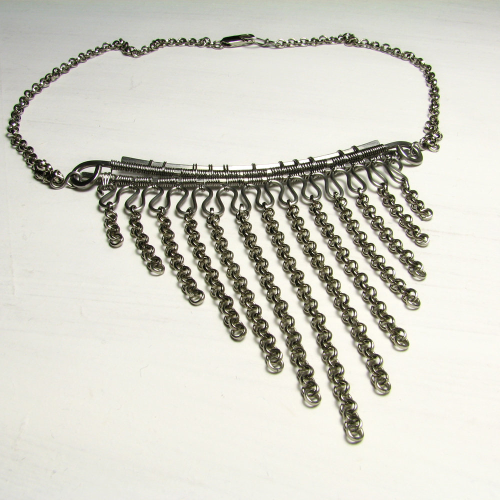 Collana in acciaio - piramide di zicon trasparente a profilo di un triangolo, colore rame | Gioielli Eshop IT