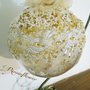 Pallina plexiglass decorata  a mano con pizzo oro e perline di vetro 