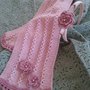 Sciarpa rosa e cerchietto con fiori