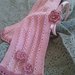 Sciarpa rosa e cerchietto con fiori