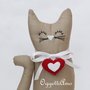 Gatto beige con ciondolo a cuore come fermaporte!