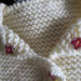 Golfino bianco in lana lavorato ai ferri con bottoncini con stelline rosa