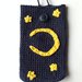 Custodia portacellulare blu Cielo stellato ispirato a Sailor Moon, fatto a mano all'uncinetto con luna e stelle applicate e chiusura con bottone