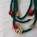 COLLANA NATALIZIA 3 fili in lana verde tubolare perline-charms in legno oro.Tricotin.3 elementi uncinetto(crostata,cupcake,fiore)-Hand made