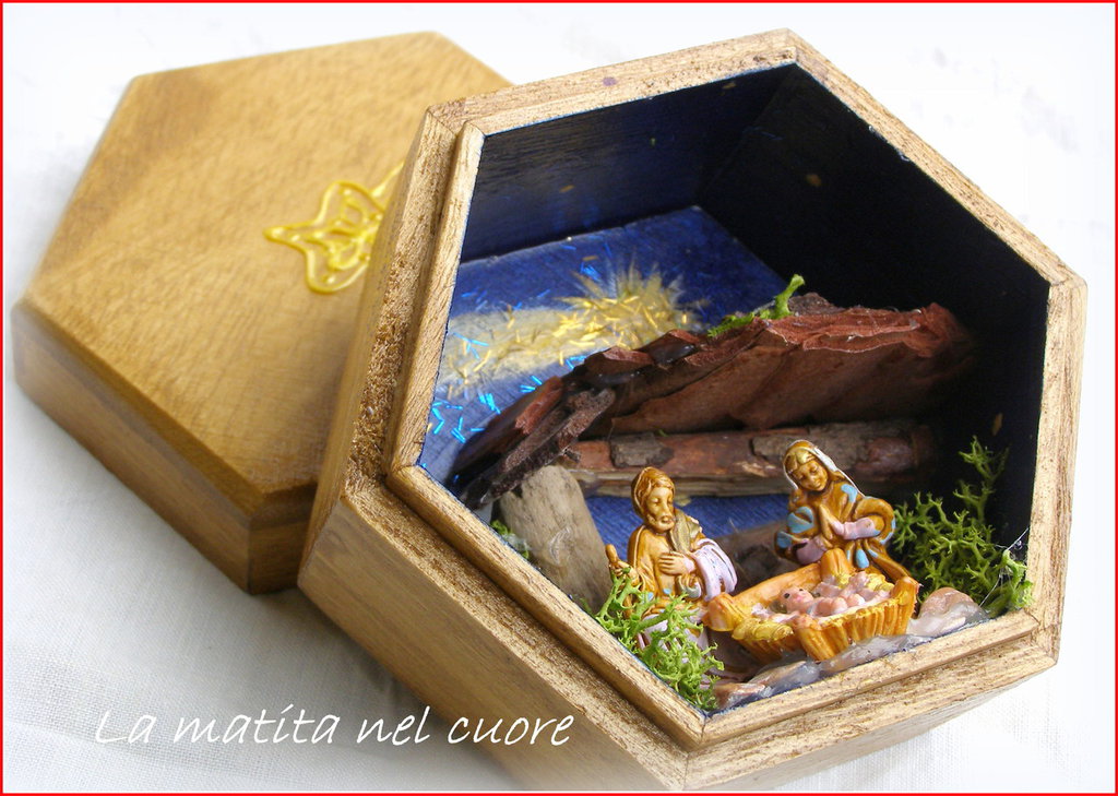 Presepio tradizionale fatto a mano in scatola di legno esagonale