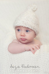 Cappellino per neonati lavorato a mano in preziosa lana con paillettes Photo prop