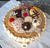 scatola rivestita e decorata in feltro con biscotti, panna e ginger