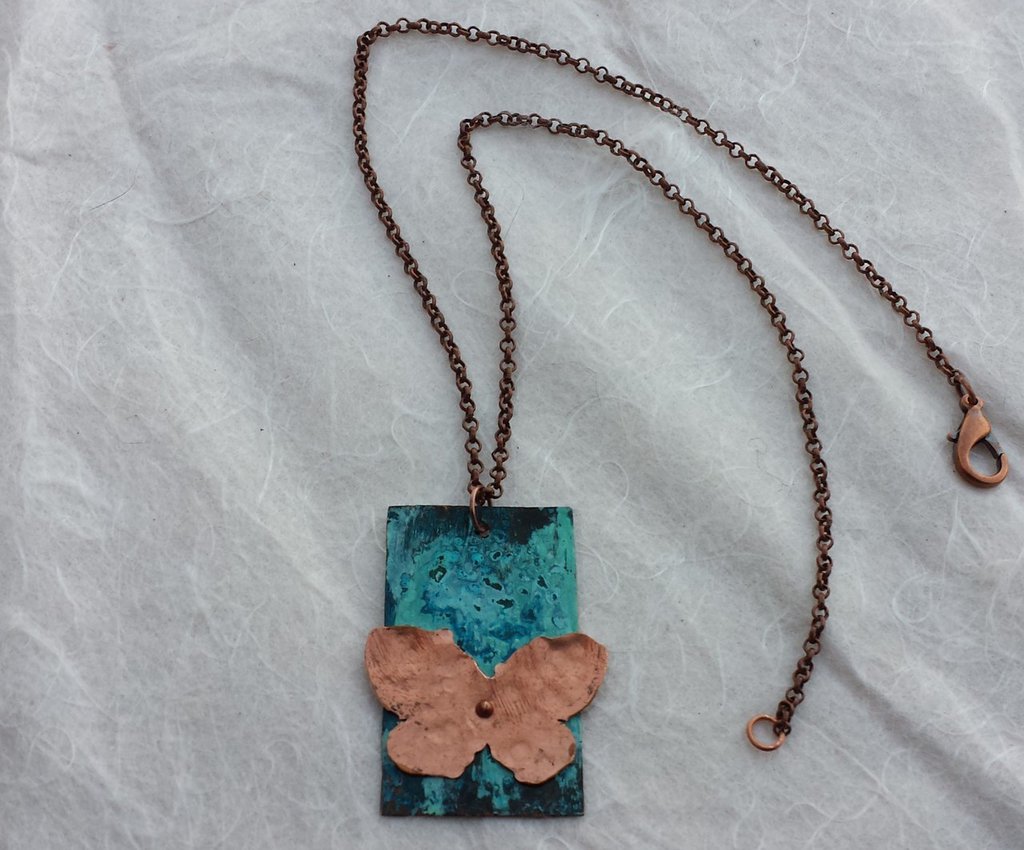 Collana con ciondolo a farfalla in opale blu in oro 14 carati