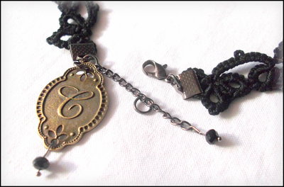 Collana Girocollo Gotica In Pizzo Nero Con Ciondolo Pietra Blu ET163 - Eleganza Dark Per Serate Speciali