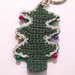 Portachiavi con albero di Natale verde fatto a mano all'uncinetto, con palline colorate